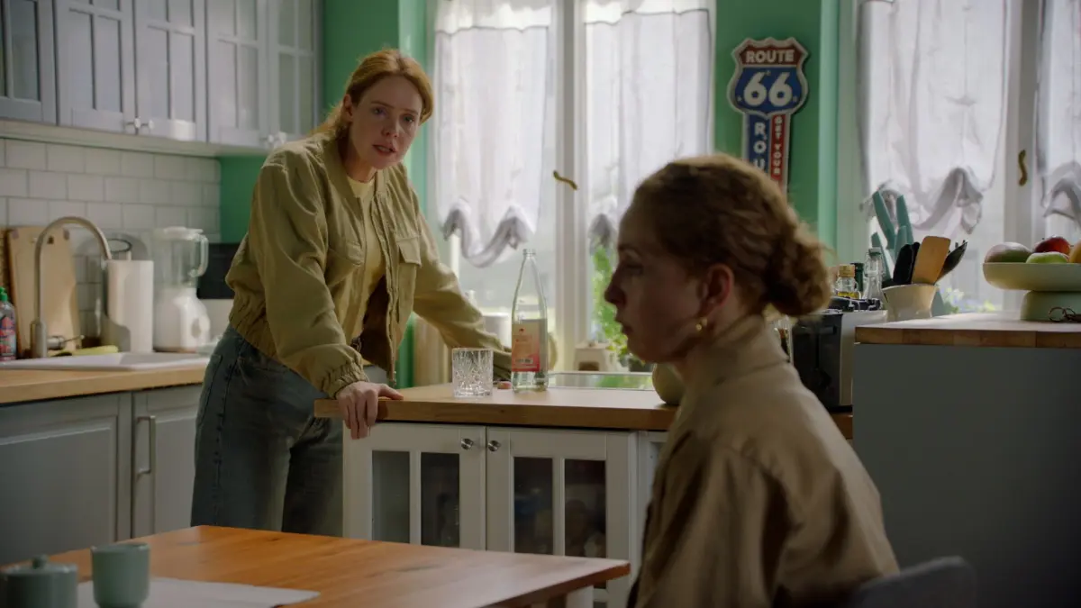 Toni (Olivia Marei) will endlich wissen, warum ihre Mutter Nina (Maria Wedig) zwei Menschen erschossen hat.