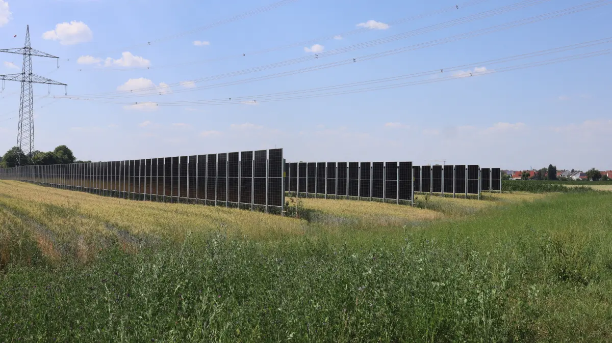 Fällt auf: Ungewöhnliche Solaranlage bei Neu-Ulm/Gerlenhofen.