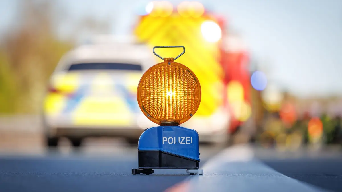 Polizeiabsperrung: ARCHIV - 06.04.2025, Niedersachsen, Dissen: Eine Polizeiabsperrung steht auf einer Fahrspur der Autobahn A33. Dort war zuvor ein Fahrzeug ausgebrannt und Einsatzkräfte hatten die Fahrbahn gesperrt. (zu dpa: «Weisenauer Brücke: Nach Lkw-Unfall bleibt Radweg gesperrt») Foto: Friso Gentsch/dpa +++ dpa-Bildfunk +++