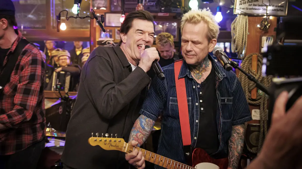 ARD/NDR INAS NACHT, "Late-Night-Show", am Donnerstag (16.07.26) um 22:50 Uhr im ERSTEN.
Die Toten Hosen präsentieren einen Song aus ihrem aktuellen Album.
© NDR/Morris Mac Matzen, honorarfrei - Verwendung gemäß der AGB im engen inhaltlichen, redaktionellen Zusammenhang mit genannter NDR-Sendung bei Nennung "Bild: NDR/Morris Mac Matzen" (S2+). NDR Presse und Information/Fotoredaktion, Tel: 040/4156-2333 oder -2305, pressefoto@ndr.de