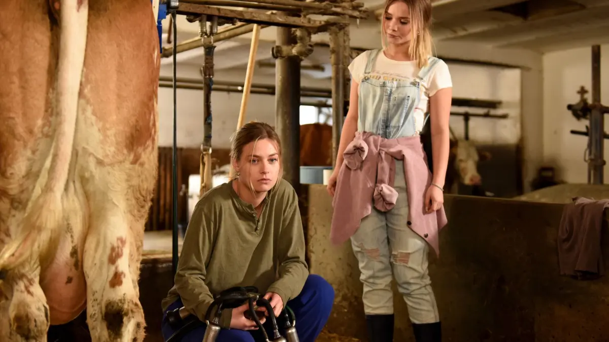Amelie Kreuser (Hanna Binke, l.) vertraut sich Lilly Engel (Julia Willecke) an und erzählt ihr, dass sie sich in einer gewalttätigen Beziehung befindet.
