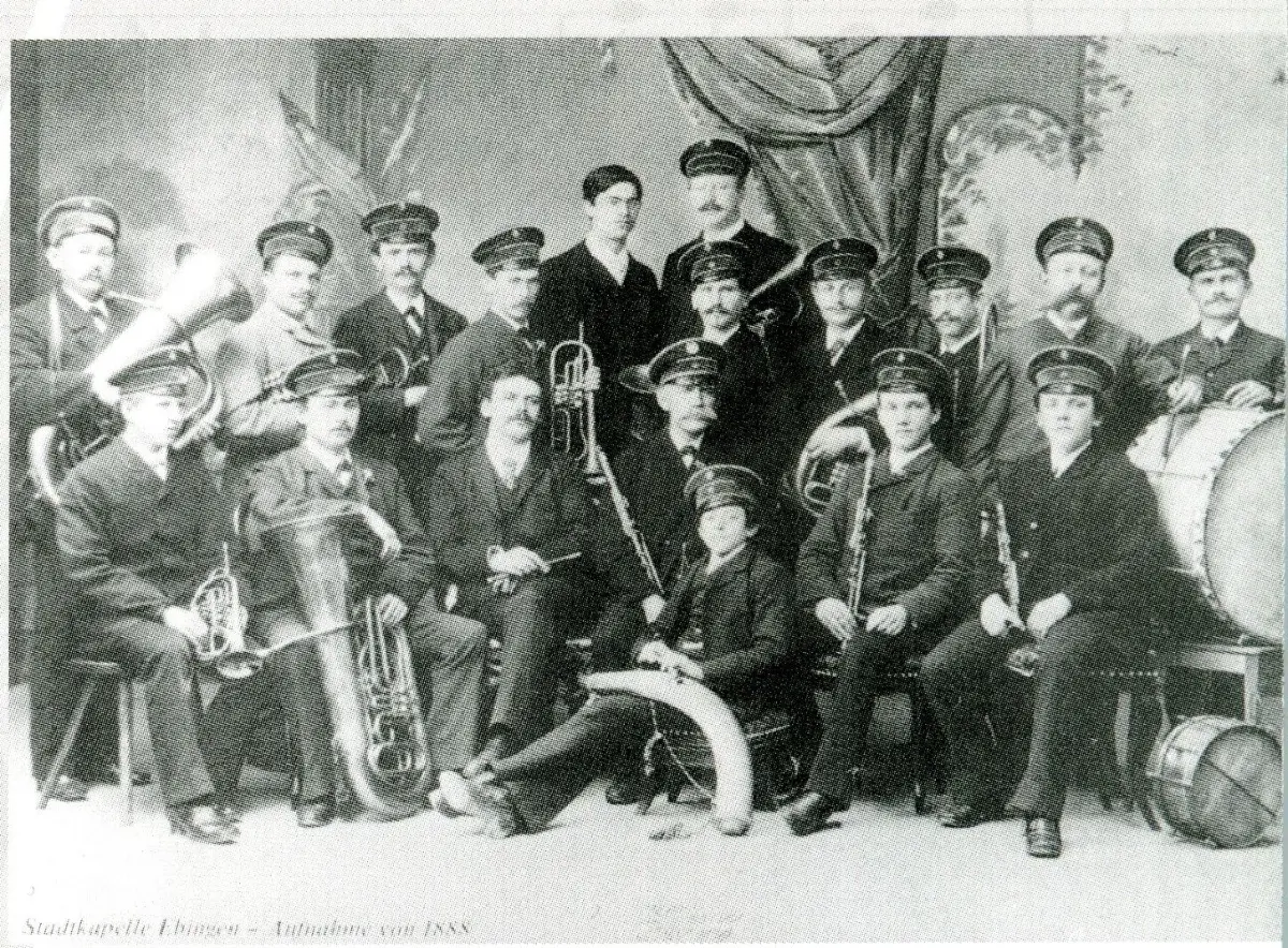 Das Bild oben ist das ältestes Foto des Vereins: eine Aufnahme der Stadtkapelle Ebingen von 1888. Im Bild links ist das aktuelle Ensemble des StädtischenOrchesters Albstadt zu sehen. Fotos: Verein