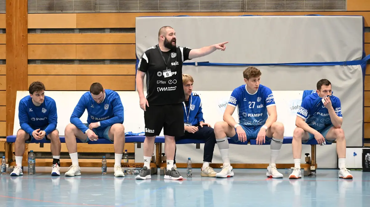 Toni Lutter (in schwarz) hat aus der zurückliegenden Rückrunde als Cheftrainer einiges mitgenommen. Mit dem genauen Plan, wie der Klassenerhalt in der kommenden Saison gesichert werden soll, lässt er sich aber noch etwas Zeit.