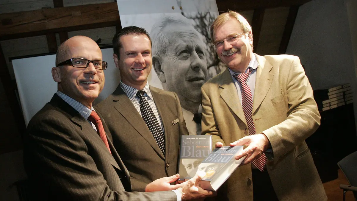 (ohne Überschrift): Vorsicht: Dieses Foto ist möglicherweise nur für den einstigen Verlag Schwäbisches Tagblatt verwendbar. Rottenburg, Buchvorstellung Sebastian Blau, Gesammelte Werke. SWR-Studioleiter Andreas Narr, OB Stephan Neher, Mundartpfleger Hubert Wicker. Bild: Mozer
04-11-2009 / Bild: MOZER