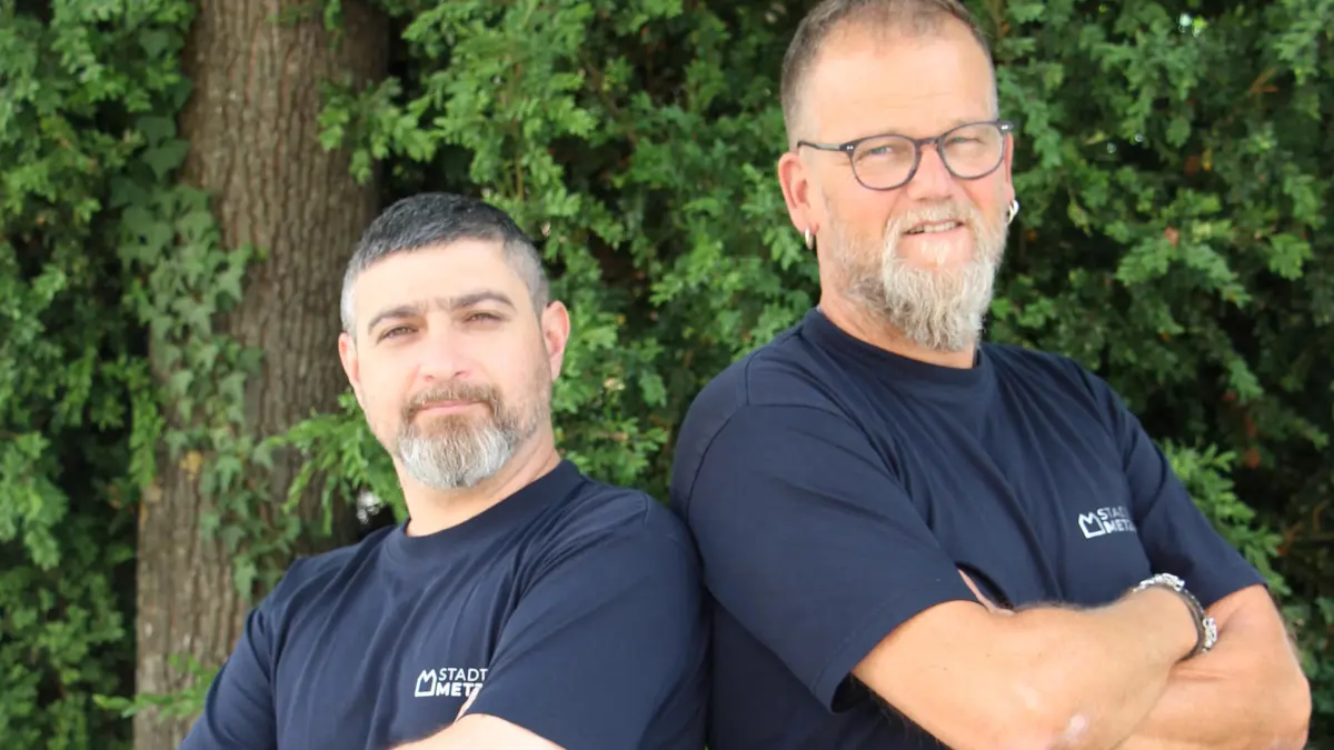 Mutig gehandelt: Dmytro Olin (links) und Thorsten Viehl, Mitarbeiter bei der Stadt Metzingen, werden mit dem Zivilcourage-Preis ausgezeichnet.