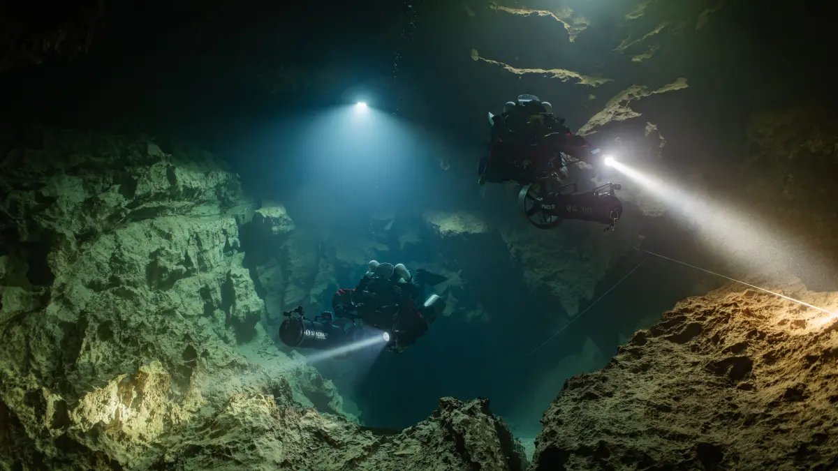 Der Emerkinger Max Fahr ertaucht in der Unterwasserhöhle Exsurgence de Gourneyrou in Frankreich unter schwierigsten Bedingungen Neuland.