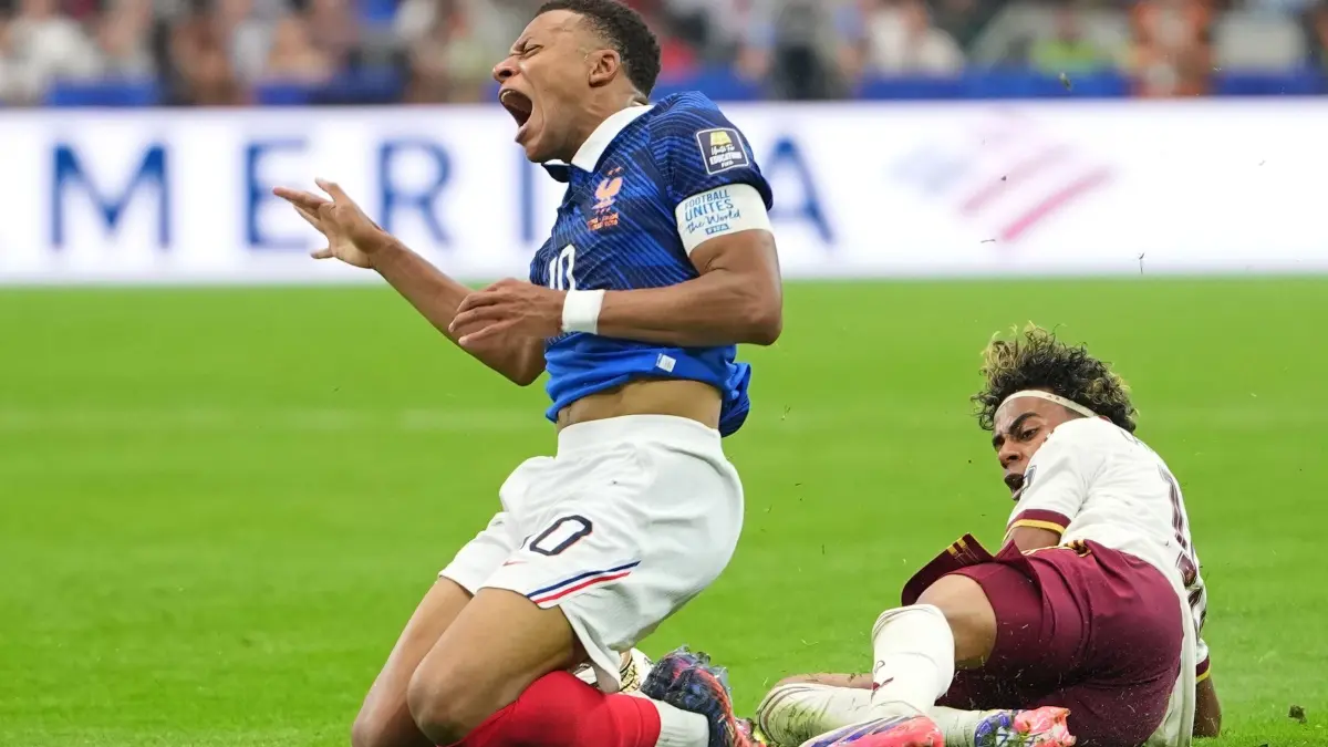 WM 2026 - Frankreich - Spanien: 14.07.2026, USA, Arlington: Fußball, Männer, WM 2026, Frankreich - Spanien, Halbfinale, Dallas -Stadion in Arlington. Der Spanier Lamine Yamal (r) im Zweikampf mit dem Franzosen Kylian Mbappé. Foto: Julio Cortez/AP/dpa +++ dpa-Bildfunk +++