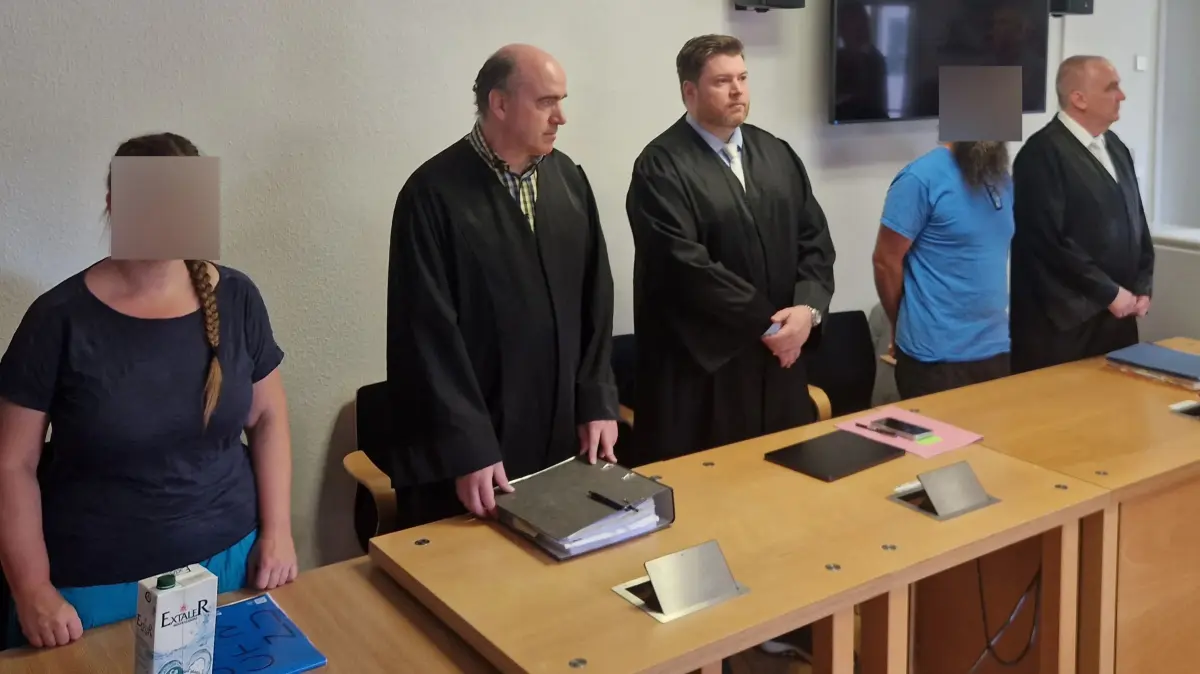 Sieht das Urteil wegen fahrlässiger Tötung als juristisch falsch an: Verteidiger Rüdiger Kaulmann (rechts) und sein Mandant vor dem Prozessauftakt am Amtsgericht Horb.