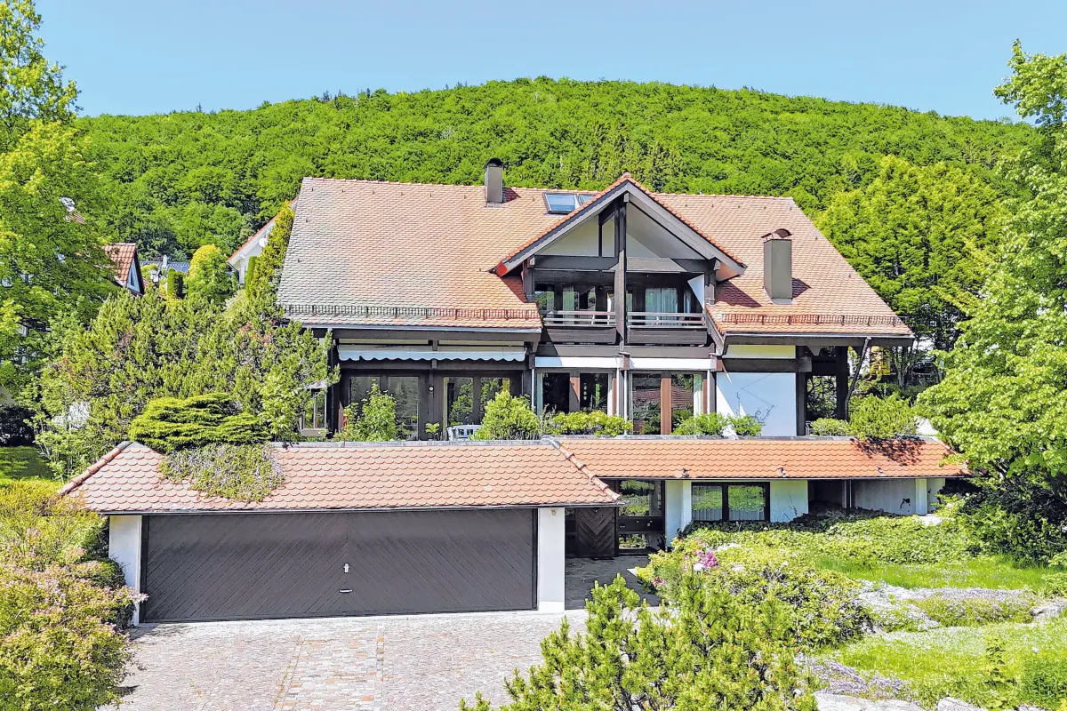 Beim zweiten Objekt in Albstadt-Truchtelfingen handelt es sich um ein Wohnhaus mit Flair in sonniger Aussichtslage. Der helle Wohnbereich mit Kachelofen und Kamin sorgt für eine behagliche Atmosphäre.