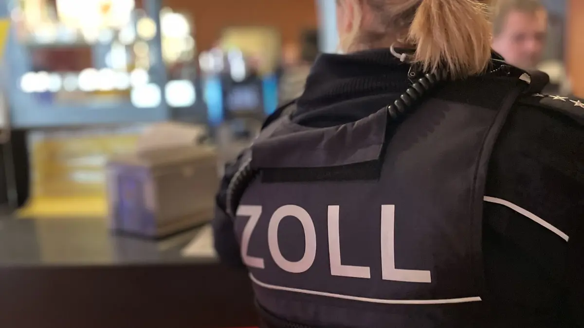Bei einer Kontrolle entdeckten Zollmitarbeiter drei illegal Beschäftigte in einem indischen Restaurant in Bad Urach.