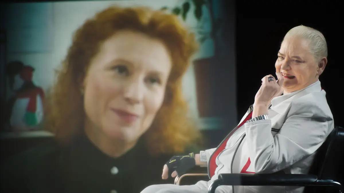 Der Film „Was haben wir gelacht“ kommt in die Kinos: Hella von Sinnen und Maren Kroymann in dem Film "Was haben wir gelacht", der am Donnerstag (16.07.2026) in die Kinos kommt. Nach den Karrieren von Anke Engelke und Carolin Kebekus duerfte vielen Juengeren bissige Frauen-Comedy fast altbacken erscheinen. Boomerinnen erinnern sich aber noch gut daran, als mit Hella von Sinnen in "Alles Nichts Oder?!" 1988 zum ersten Mal eine Frau spuerbar eigene Akzente im deutschen Fernsehhumor setzte. Jetzt sitzt sie auf einem Stuhl im Studio, genau wie ihre Kolleginnen Maren Kroymann, Esther Schweins, Gaby Koester und Bettina Boettinger. Letztere ist zwar keine Komikerin, lud die anderen aber als Gaeste in ihre Talkshow ein. Die Regisseurinnen bringen ihre Protagonistinnen raffiniert miteinander ins Gespraech und lassen eingespielte Filmausschnitte ausfuehrlich bis kurz-knackig kommentieren. Ihr Dokumentarfilm nimmt die Comedienne-Karrieren als Folie fuer eine Befragung der chauvinistischen, westdeutschen TV-Show-Geschichte, von Kulenkampff bis Harald Schmidt. Interessant, dass die meisten der Komoediantinnen als Staerkung fuer ihre eigene Position ihre Muetter nennen. (Siehe epd-Filmkritik vom 14.07.2026) -- ACHTUNG: VEROEFFENTLICHUNG DES FOTOS NUR IM ZUSAMMENHANG MIT BERICHTERSTATTUNG UEBER DEN FILM SECHS WOCHEN NACH START DES FILMS GESTATTET