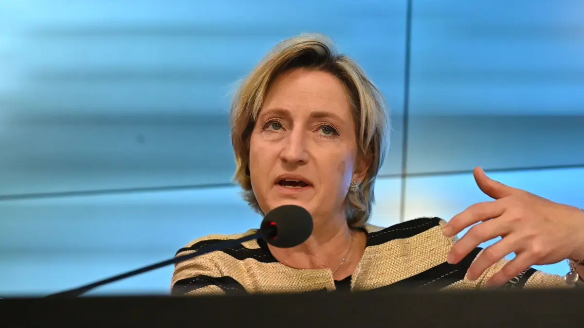 Landespressekonferenz Stuttgart: 14.07.2026, Baden-Württemberg, Stuttgart: Wirtschaftsministerin Nicole Hoffmeister-Kraut (CDU) spricht bei der Landespressekonferenz in Stuttgart. Foto: Jennifer Kramer/dpa +++ dpa-Bildfunk +++