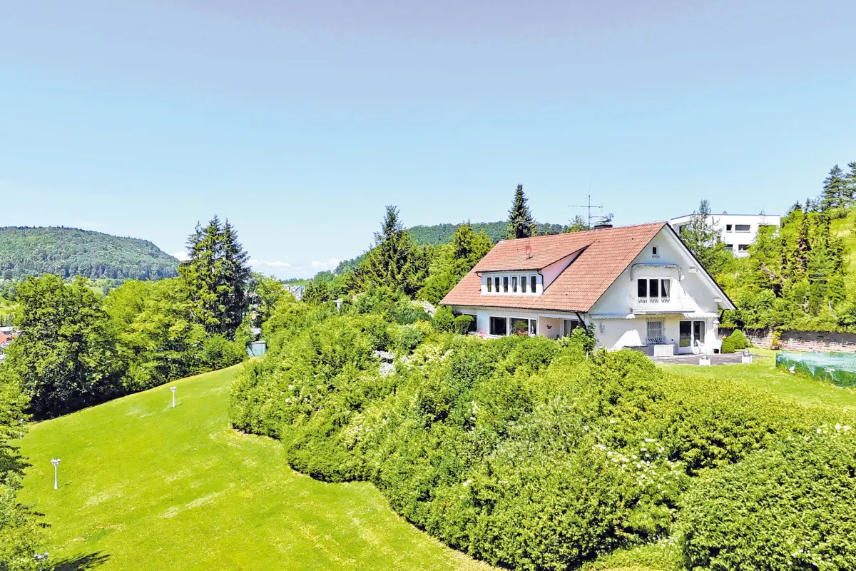 Premium-Objekt eins ist eine Panoramavilla am Ortsrand von Albstadt. Sie bietet rund 8400 Quadrat-meter Parkgrundstück sowie eine besondere Wohnatmosphäre mit stilvollen Details.⇥ Fotos: Unternehmen