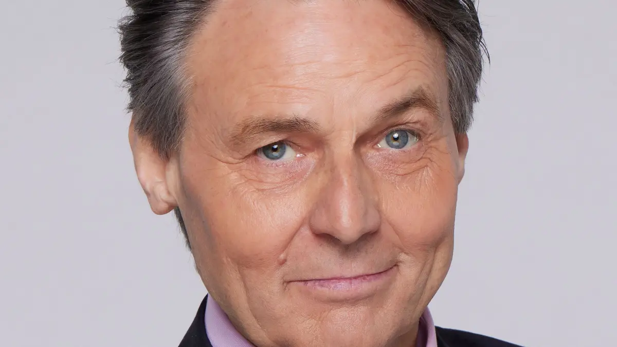 GZSZ-Legende Jo Gerner (Wolfgang Bahro) ist Opfer eines Betrügers geworden.
