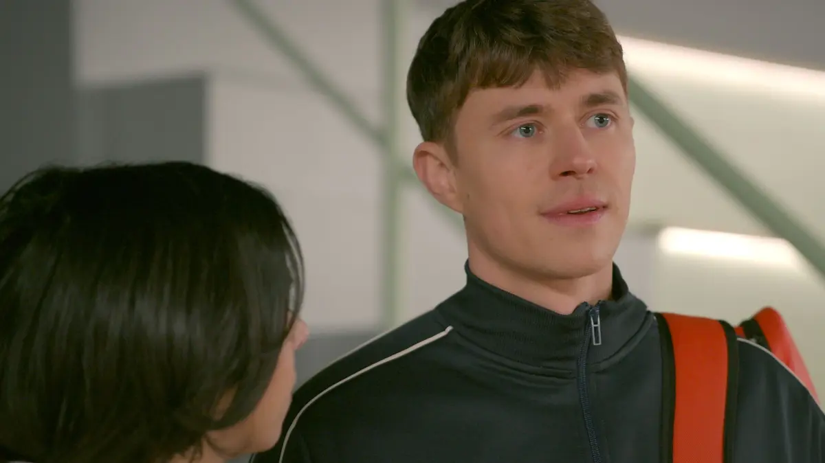 Leyla (Suri Abbassi) hat das Gefühl, dass zwischen ihrem Freund Elias (Robin Schick) und Joana (Josephine Martz) mehr laufen könnte.