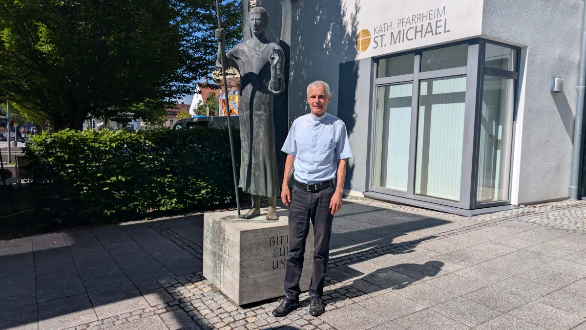 Dekan und Stadtpfarrer Martin Straub neben dem Erzengel Michael, dem Patron der Vöhringer Pfarrei.