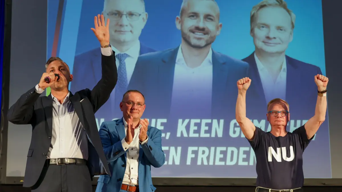 AfD-Veranstaltung in Dessau-Roßlau: 14.07.2026, Sachsen-Anhalt, Dessau-Roßlau: Ulrich Siegmund (l-r, AfD), Spitzenkandidat für die Landtagswahl am 6. September, Tino Chrupalla, AfD-Bundesvorsitzender, und Uwe Steimle, Kabarettist, stehen bei einer Veranstaltung der AfD Sachsen-Anhalt auf der Bühne. Foto: Jan Woitas/dpa +++ dpa-Bildfunk +++