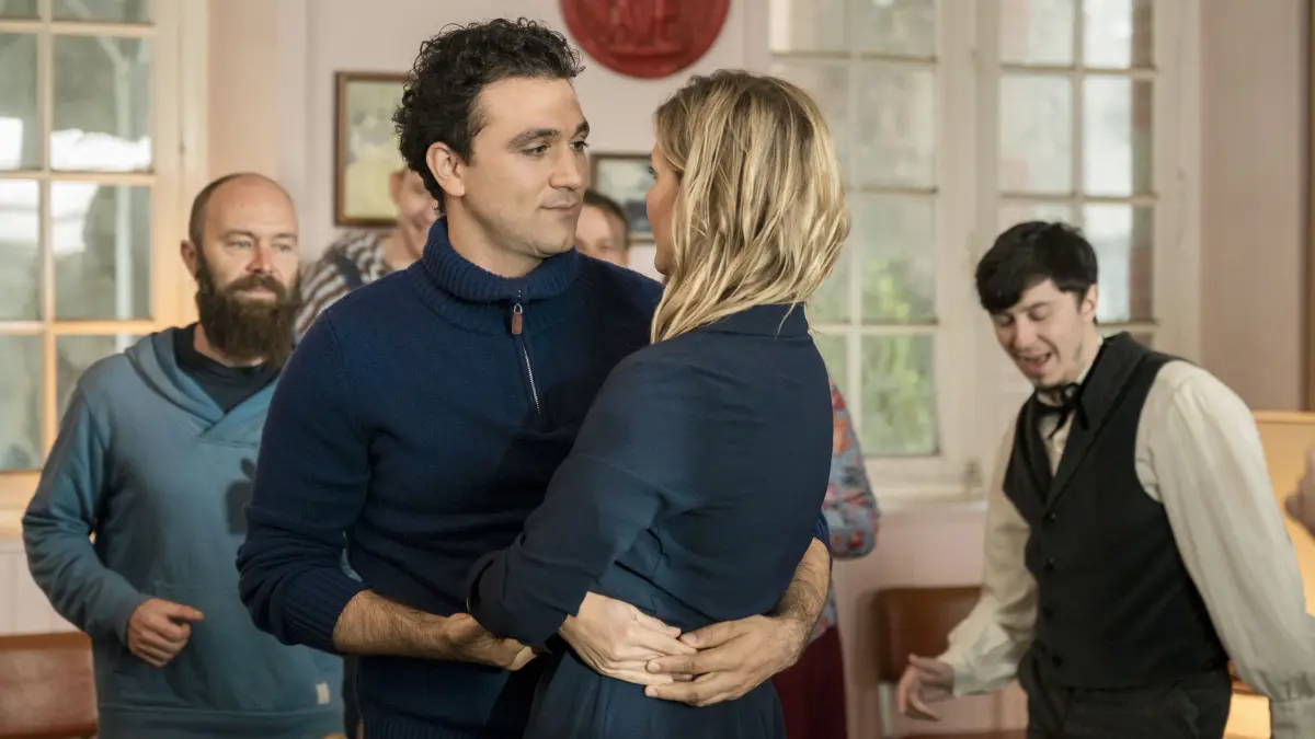 „Liebe braucht Meer“ ist die Adaption des Romans Mittwochs am Meer von Alexander Oetker.