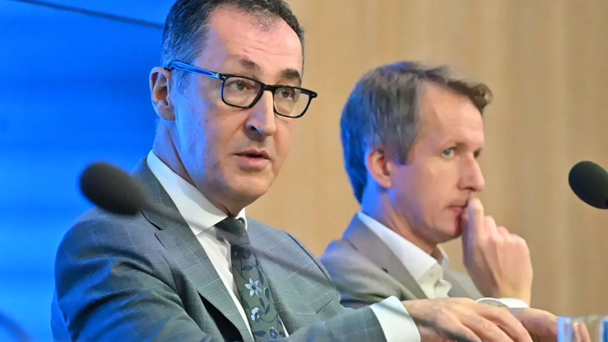 Landespressekonferenz Stuttgart - Özdemir: 14.07.2026, Baden-Württemberg, Stuttgart: Ministerpräsident Cem Özdemir (Bündnis 90/Grüne) spricht bei der Landespressekonferenz. Im Hintergrund sitzt Regierungssprecher Matthias Gauger. Foto: Jennifer Kramer/dpa +++ dpa-Bildfunk +++