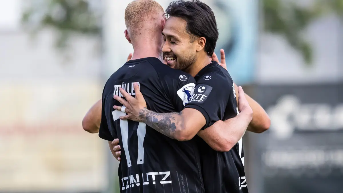 SSV Ulm 1846 vs. FC Augsburg II, Fußball, Testspiel, Saison 2026/2027, 14.07.2026: Torjubel Jubel Freude nach Treffer Tor Torschuss zum 1:0 durch 29 Achitpol Keereerom (SSV Ulm 1846 Fußball). v.l. 17 Leon Müller (SSV Ulm 1846 Fußball), 29 Achitpol Keereerom (SSV Ulm 1846 Fußball)
SSV Ulm 1846 vs. FC Augsburg II, Fußball, Testspiel, Saison 2026/2027, 14.07.2026
Foto: Eibner-Pressefoto/Lucca Fundel