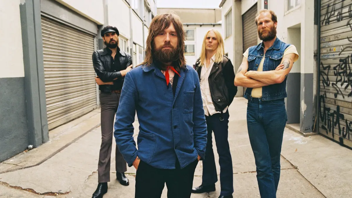 Nicht gerade malerisch, aber ausdrucksstark und das optische Pendant zur Musik: Das Ambinete, das sich Kadavar für ihr Bandfoto aussucht. ,