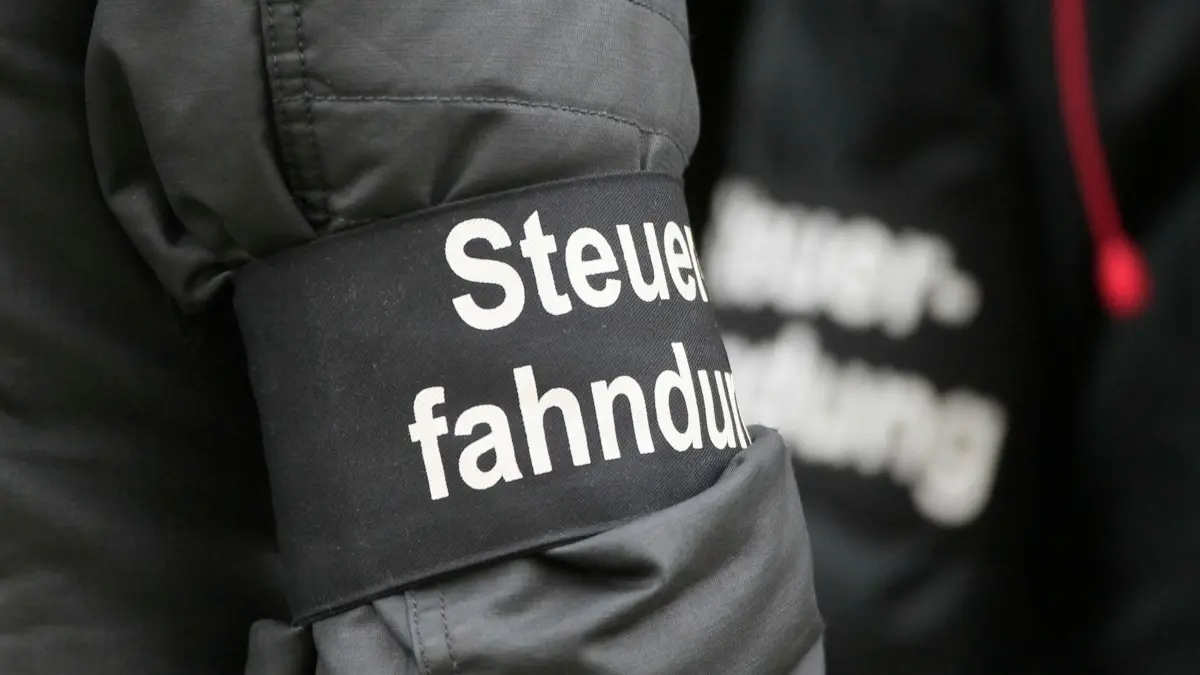 Steuerfahndung: ARCHIV - 11.01.2017, Sachsen, Leipzig: Steuerfahnder nehmen am 12.01.2017 an einer Razzia in einer Spielhalle teil. (zu dpa: «Klingbeil und Hubig stellen Aktionsplan gegen Steuerbetrug vor») Foto: Sebastian Willnow/dpa +++ dpa-Bildfunk +++
