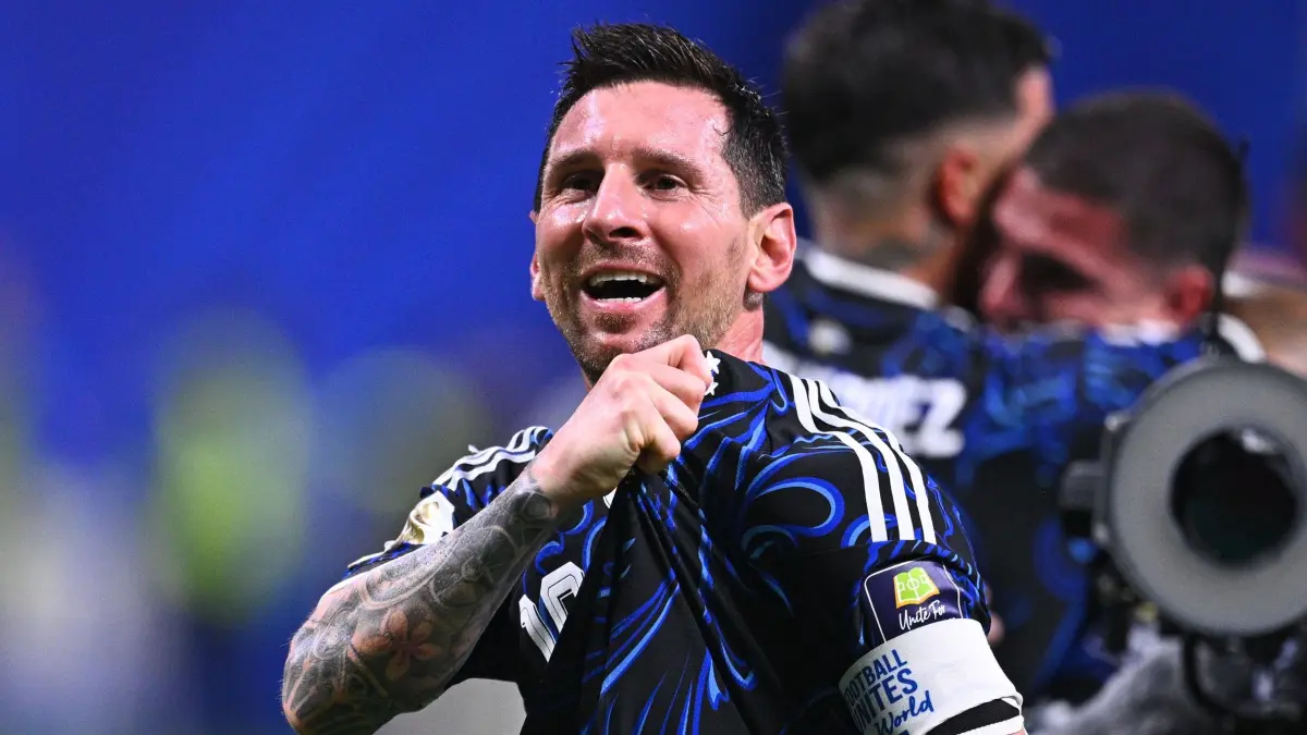 WM 2026 - England - Argentinien: 15.07.2026, USA, Atlanta: Fußball, Männer, WM 2026, England - Argentinien, Halbfinale, Atlanta-Stadion, Lionel Messi (Argentinien) feiert den Sieg. ACHTUNG: Gemäß den Auflagen der FIFA dürfen die Bilder ausschließlich zur redaktionellen Verwendung genutzt werden. Eine kommerzielle Nutzung ist ausgeschlossen. Zudem dürfen keine videoähnlichen Sequenzen erstellt werden, und es dürfen keine Veränderungen weder im Vordergrund noch im Hintergrund am Bild vorgenommen werden. Foto: Tom Weller/dpa +++ dpa-Bildfunk +++