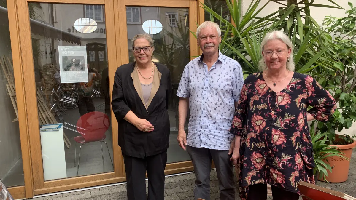 : Die Organisatoren des Gitarrenkonzerts vor der historischen Martinskapelle: Romy Wurm vom Geschichtsverein, Elmar Ertle und Andrea Mattes von MUKi (von links).
