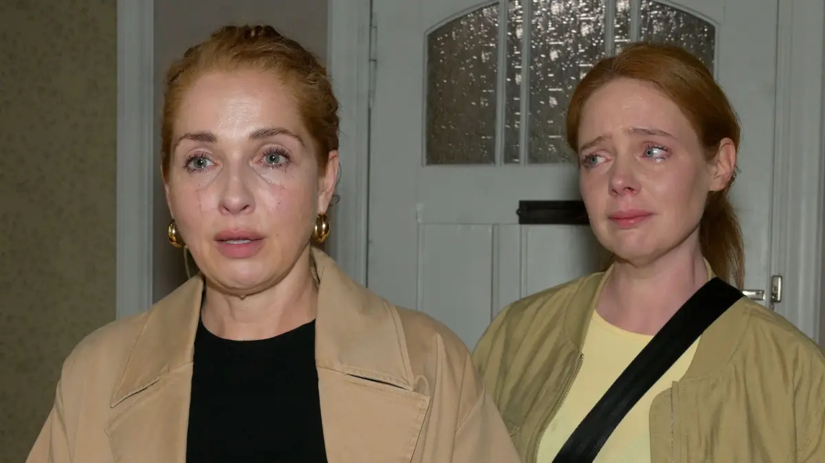 Toni (Olivia Marei) fordert endlich Antworten von Nina (Maria Wedig), die den Doppelmord schließlich zugibt.