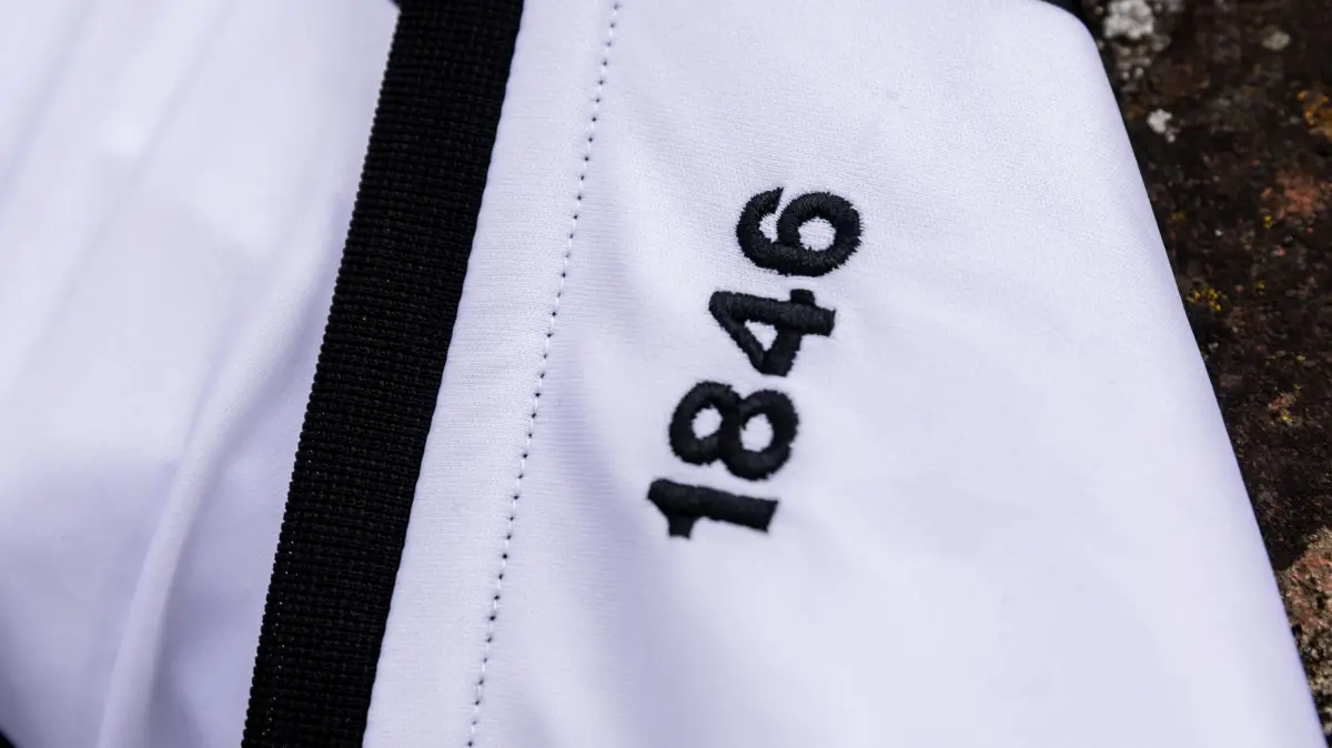 15.07.2026, Fussball, Saison 2026/2027, Regionalliga Südwest, Fischerviertel Ulm, Shooting Produktbilder Vorstellung Heimtrikot weiß der Saison 2026-2027: 15.07.2026, Fussball, Saison 2026/2027, Regionalliga Südwest, Fischerviertel Ulm, Shooting Produktbilder Vorstellung Heimtrikot weiß der Saison 2026-2027 Detailaufnahme Nacken Stick 1846
Foto:Eibner-Pressefoto/Lucca Fundel