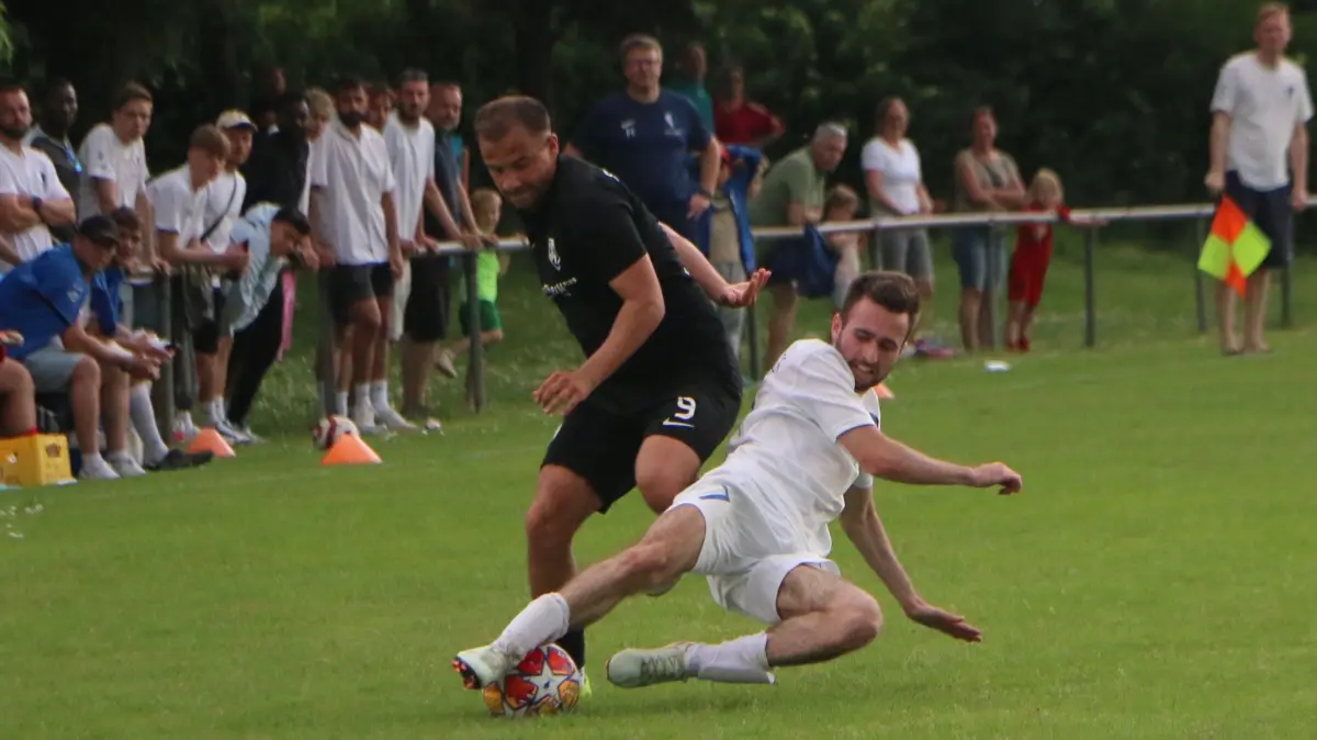 Die Spvgg Satteldorf II (weiß) und der VfR Altenmünster treffen in der Kreisliga A3 aufeinander.