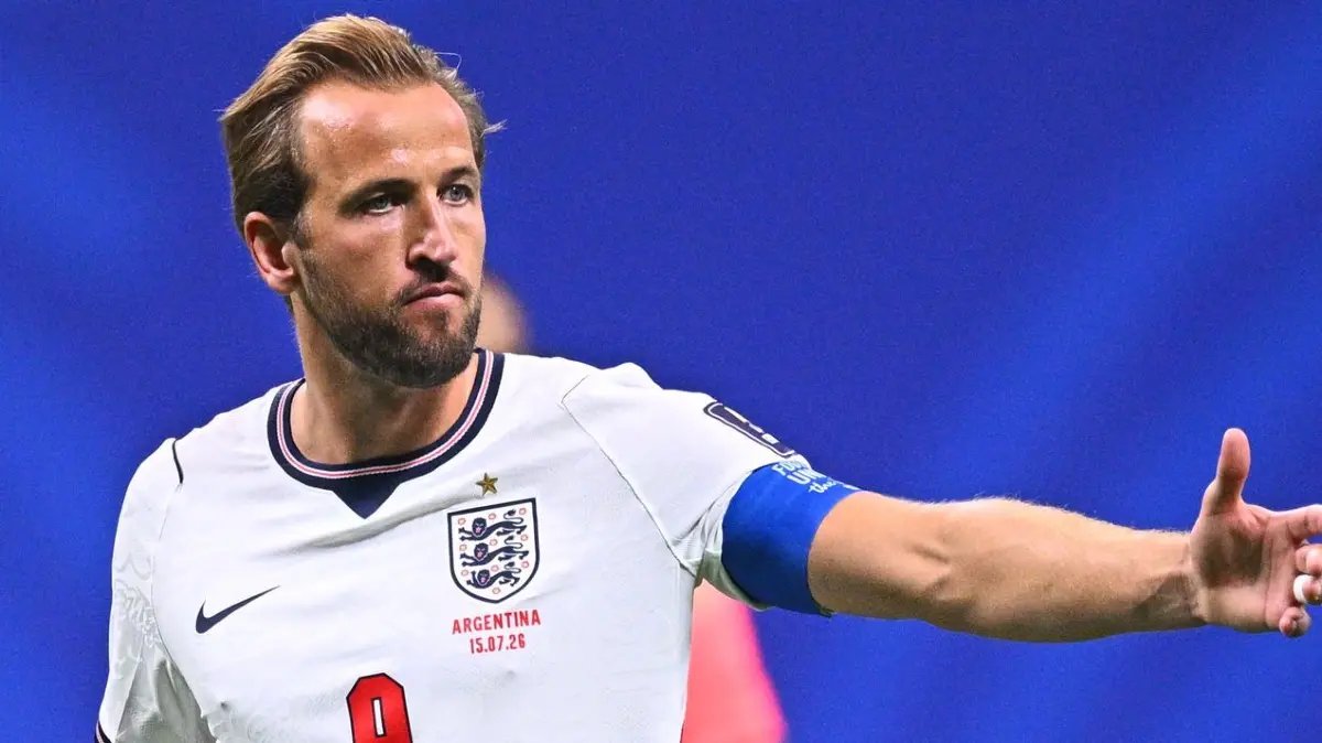 WM 2026 - England - Argentinien: 15.07.2026, USA, Atlanta: Fußball, Männer, WM 2026, England - Argentinien, Halbfinale, Atlanta-Stadion, Harry Kane (England) gibt Anweisungen. ACHTUNG: Gemäß den Auflagen der FIFA dürfen die Bilder ausschließlich zur redaktionellen Verwendung genutzt werden. Eine kommerzielle Nutzung ist ausgeschlossen. Zudem dürfen keine videoähnlichen Sequenzen erstellt werden, und es dürfen keine Veränderungen weder im Vordergrund noch im Hintergrund am Bild vorgenommen werden. Foto: Tom Weller/dpa +++ dpa-Bildfunk +++