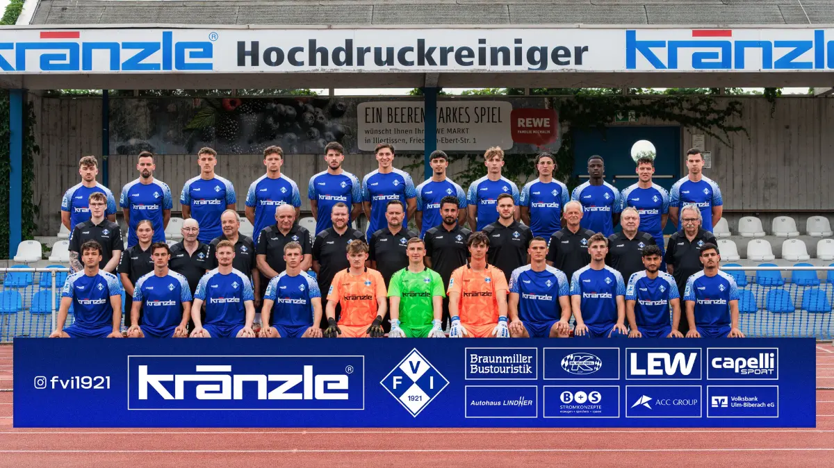 Der FV Illertissen startet in die Saison der Fußball-Regionalliga Bayern 2026/27. Das Mannschaftsfoto im Vöhlinstadion
