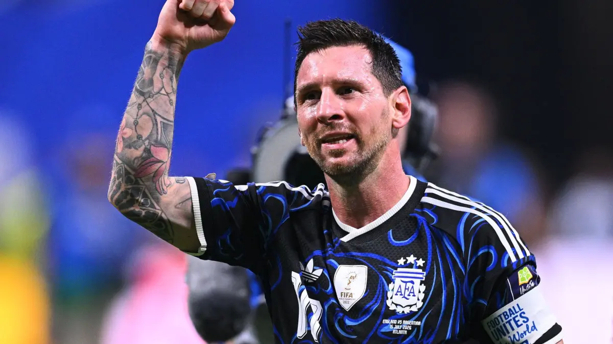 WM 2026 - England - Argentinien: 15.07.2026, USA, Atlanta: Fußball, Männer, WM 2026, England - Argentinien, Halbfinale, Atlanta-Stadion, Lionel Messi (Argentinien) feiert den Sieg. ACHTUNG: Gemäß den Auflagen der FIFA dürfen die Bilder ausschließlich zur redaktionellen Verwendung genutzt werden. Eine kommerzielle Nutzung ist ausgeschlossen. Zudem dürfen keine videoähnlichen Sequenzen erstellt werden, und es dürfen keine Veränderungen weder im Vordergrund noch im Hintergrund am Bild vorgenommen werden. Foto: Tom Weller/dpa +++ dpa-Bildfunk +++