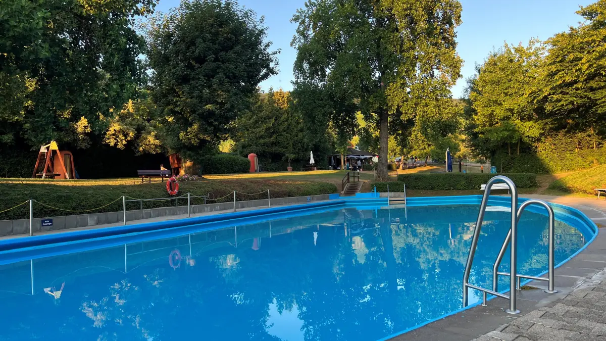 Das kleine Strümpfelbacher Freibad am Morgen. Es ist die erste Saison, in der der Verein das Bad betreibt.