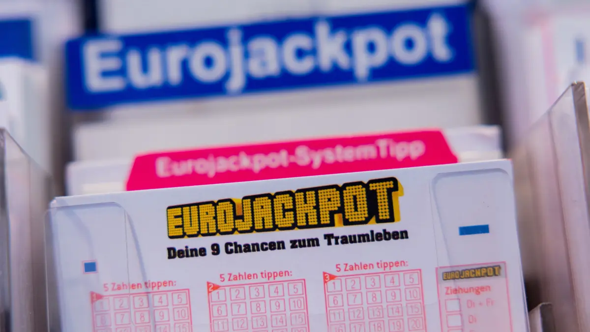 Spielscheine für den Eurojackpot liegen in einer Lottoannahmestelle.