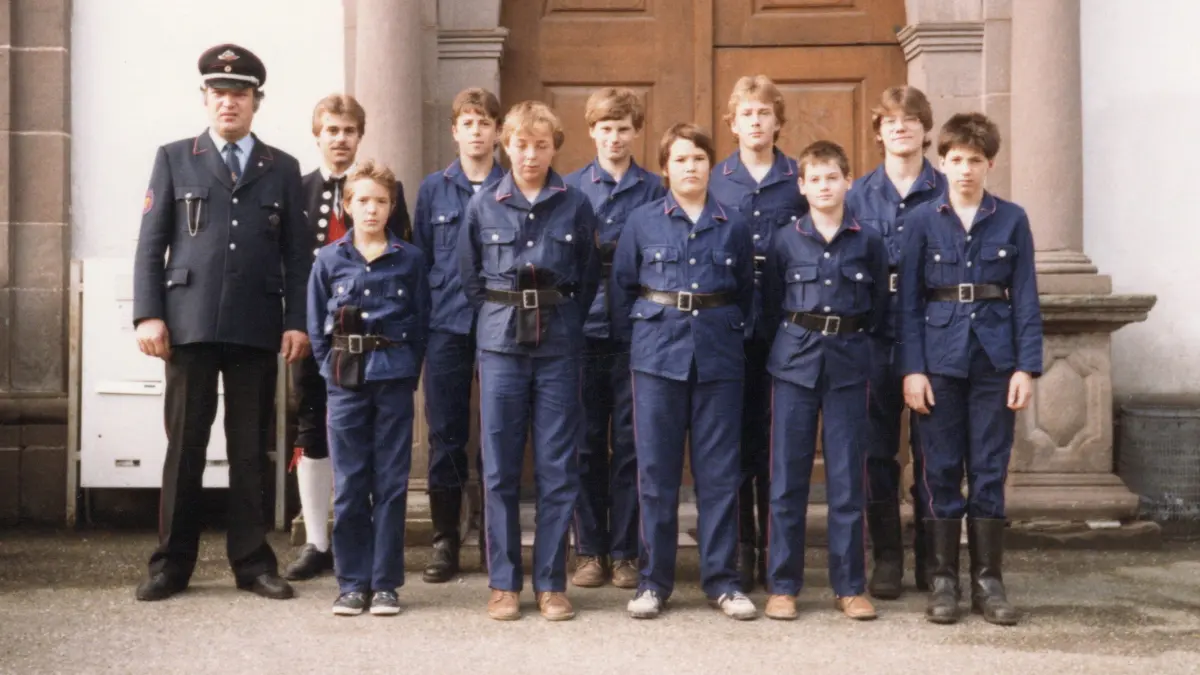 Die Jugendwehr im Jahr ihres zehnjährigen Bestehens 1986 mit dem damaligen Abteilungskommandanten Gerhard Hägele. Wer genau hinschaut, kann den einen oder anderen erkennen, der heute noch bei der Feuerwehr im Einsatz ist!