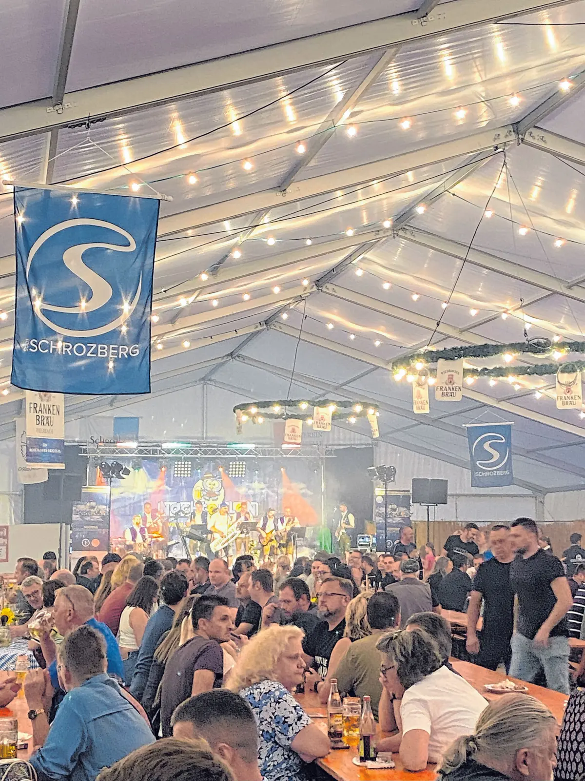 Im Festzelt ist an allen vier Tagen für beste Stimmung gesorgt: Am Freitagabend spielt die Partyband Grumis, am Samstagabend steht die Coverband Dragon Fire auf der Bühne. Am Sonntag unterhalten die Blaskapelle Gattenhofen und die Musikkapelle Wachbach die Festzeltbesucher. Die Gräni Gang übernimmt den Festausklang am Montagabend.⇥Fotos: Stadt Schrozberg