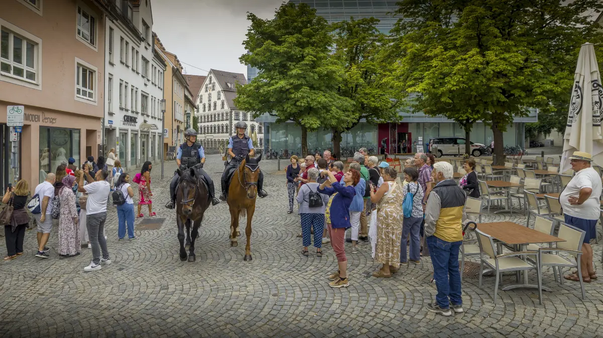 Münsterplatz: Reiterstaffel des Polizeipräsidiums Einsatz