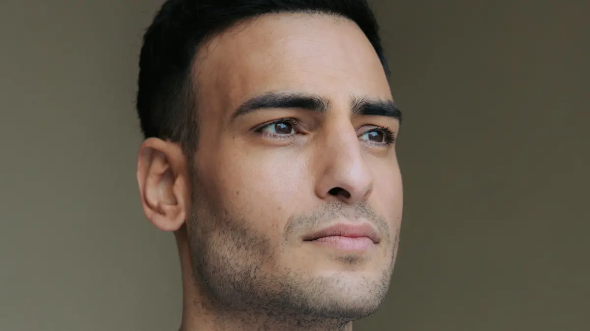 Nihat (Timur Ülker) wird von Matilda gefeiert.