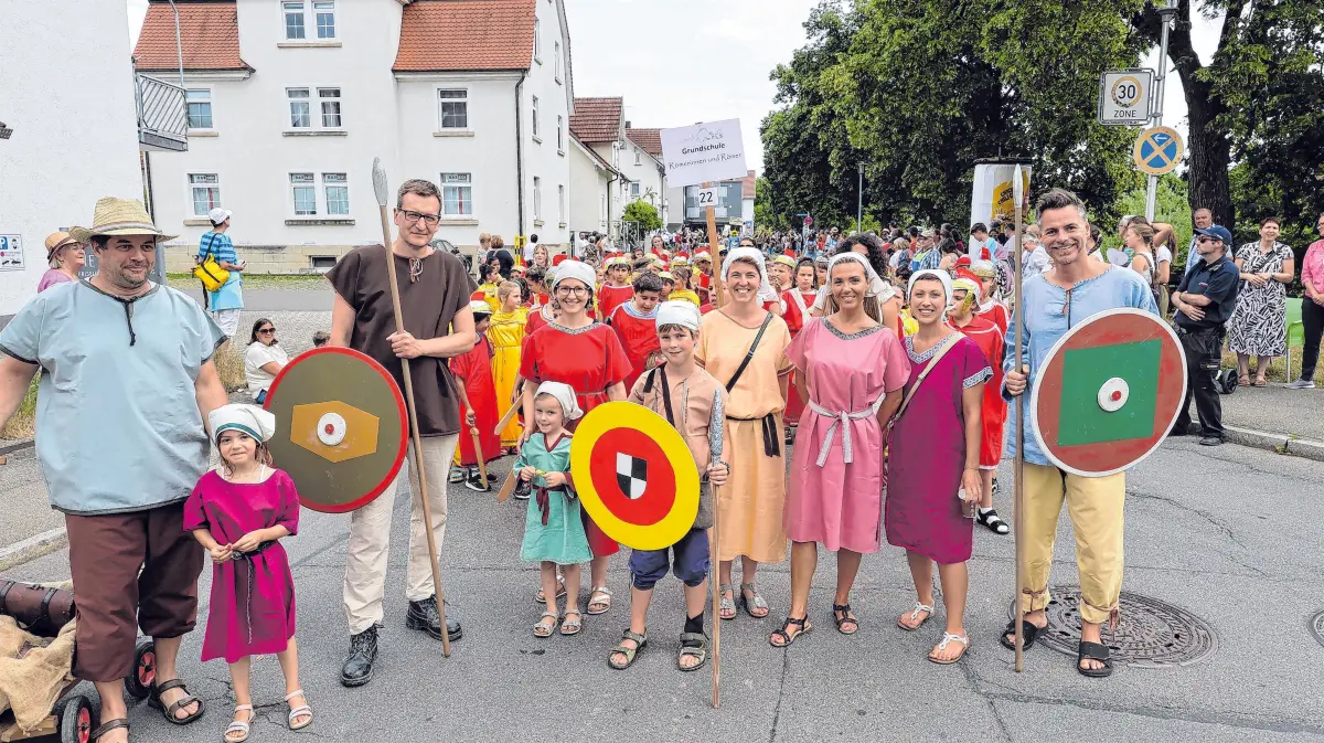 Das Hechinger „Kinderfest“ bietet drei Tage lang buntes Programm für alle Generationen.Beim großen Festumzug am Sonntag geht es mit rund 2000 Teilnehmernhistorisch, bunt und fröhlich zu (oben rechts)Der Vergnügungspark (Mitte links) lockt mit zahlreichen Attraktionen. Die Festhandlung (zentral) ist das Highlight am Samstagabend. Die Vereinskioske auf dem Festplatz (Mitte rechts)servieren Speisen und Getränke. Natürlich ist auch jede Menge Musik geboten, wie zum Beispiel von der „Plettenberg Stammtischmusig“ (links).Zum krönenden Abschluss gibt es am Montag um 22.45 Uhr ein großesBrillantfeuerwerk auf dem Festplatz (rechts).Archivbilder: Stadt Hechingen