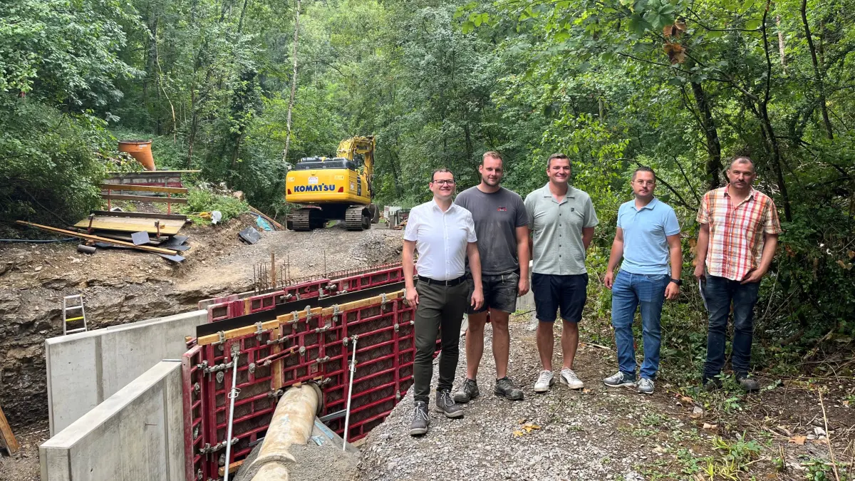 Die Brücke B5 am Brechengraben wird saniert. Sie fordert (von links): Bürgermeister Markus Tideman, Dennis Knaisch und Markus Lohr von der Baufirma Stotz, Bauplaner Benjamin Stocker heraus. Umweltbegleiter Dr. Marco Braasch (rechts) lobt den Lebensraum für Salamander.
