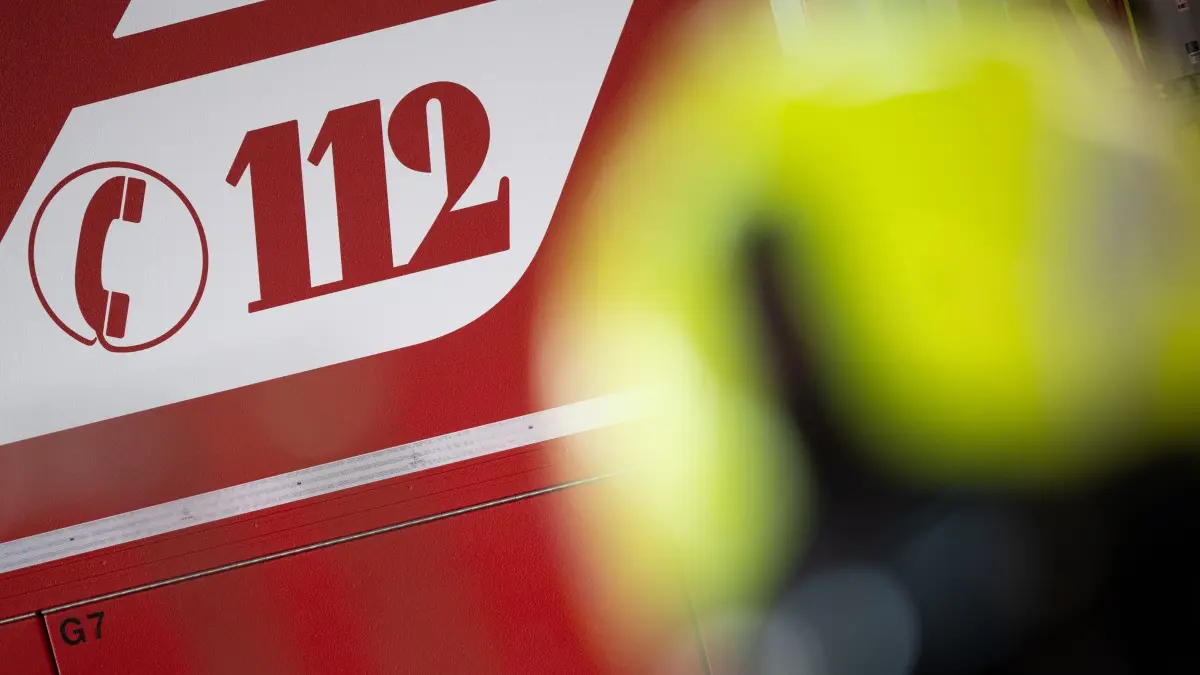 Feuerwehreinsatz: ARCHIV - 30.01.2024, Brandenburg, Potsdam: «112» steht auf einem Einsatzwagen der Feuerwehr. (zu dpa: «Scherz mit Folgen: Fake-Foto von Kobra löst Großeinsatz aus») Foto: Sebastian Gollnow/dpa +++ dpa-Bildfunk +++