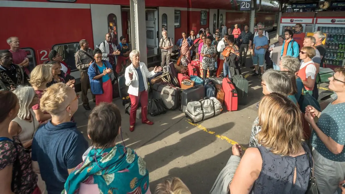 Vor acht6 Jahren: Der Tübinger Ernst-Bloch-Chor empfänmgt den Moshi-Chor am Bahnhof.