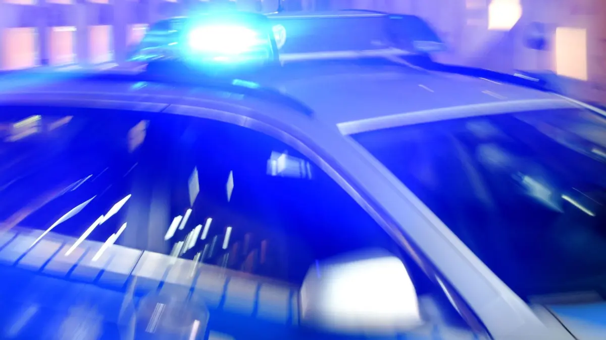 E-Scooter-Fahrer stirbt bei Unfall in Kreuzberg: ARCHIV - 06.08.2015, Schleswig-Holstein, Flensburg: Ein Streifenwagen der Polizei steht mit eingeschaltetem Blaulicht auf der Straße. (zu dpa: «E-Scooter-Fahrer stirbt bei Unfall in Kreuzberg») Foto: Carsten Rehder/dpa +++ dpa-Bildfunk +++