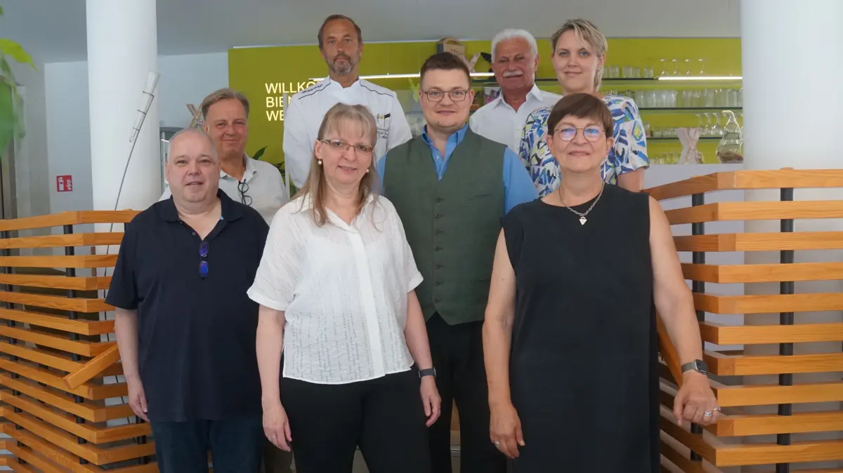 Die Gastronomen (von links) Martin Haist, Oliver Widmann, Beate Gaiser (Dehoga-Kreisvorsitzende), Jörg Möhrle, Daniel und Sarah Sackmann sowie (ganz hinten rechts) der SPD-Ortsvereinsvorsitzende Sadik Varol diskutierten mit der Bundestagsabgeordneten Saskia Esken.