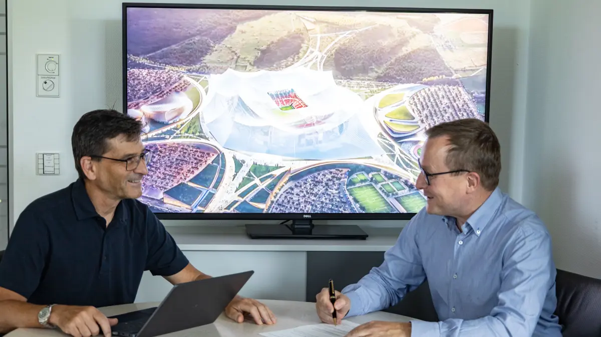 Andreas Urbez, li. Dr. Ulrich Hagenmeyer Geschäftsführer Carl Stahl, Süßen. Firma baut an Stadion für nächste WM mit.