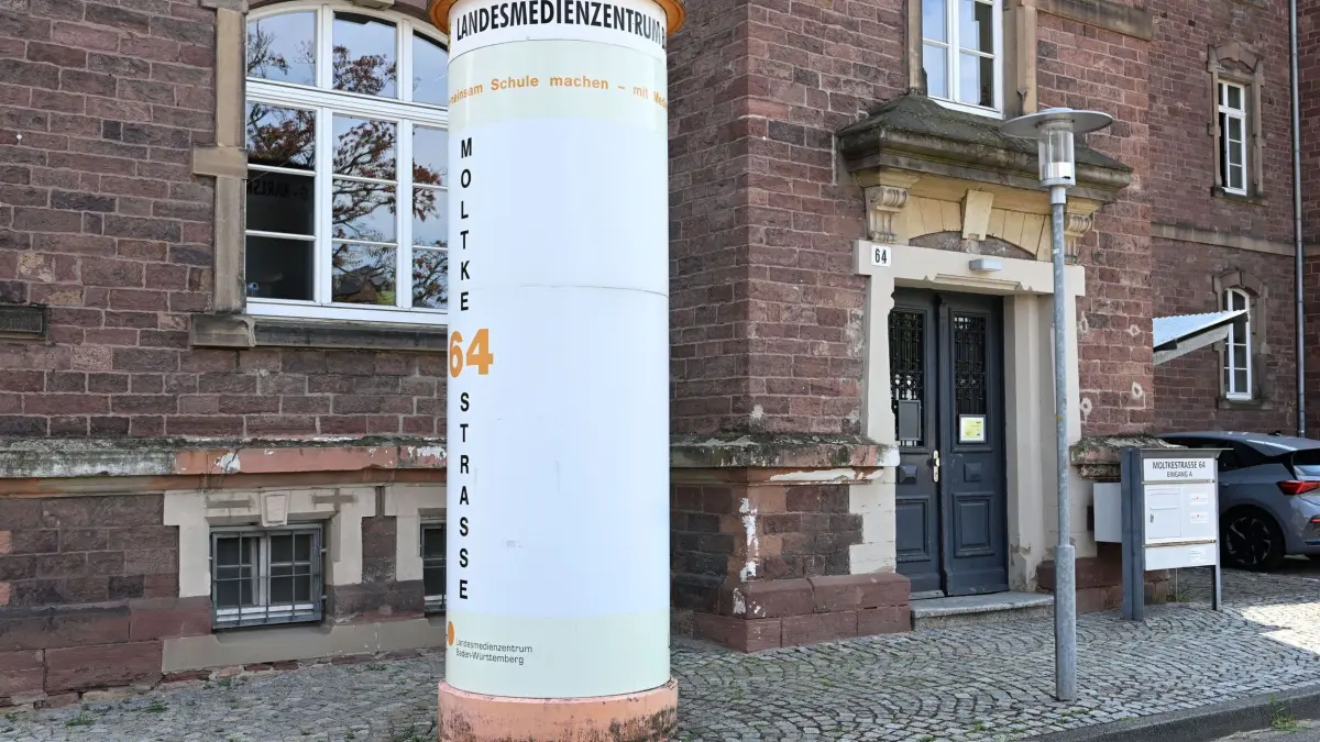 Landesmedienzentrum Baden-Württemberg: 15.07.2026, Baden-Württemberg, Karlsruhe: Außenaufnahme des Landesmedienzentrums Baden-Württemberg am Standort Karlsruhe. Foto: Uli Deck/dpa +++ dpa-Bildfunk +++
