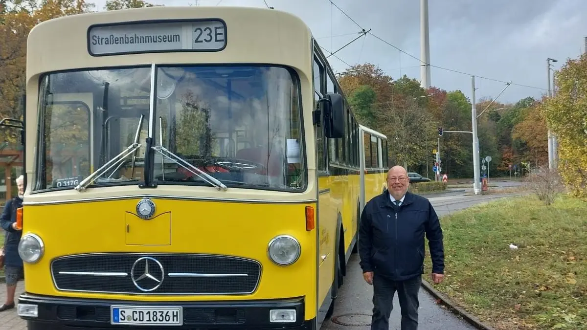 Ein Meilenstein der Sammlung: Jürgen Lutz vor dem Mercedes-Benz/Vetter O 317 G aus dem Jahr 1974. Der Gelenkbus legte Anfang der 1990er-Jahre den Grundstock für die heutige Oldtimer-Busflotte des Museums.