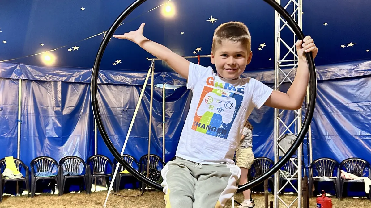 Alessio turnt auf dem Ring: Die evangelische Kita in Blaubeuren feiert ihr 50. Jubliäum mit einem mehrwöchigen Zirkusprojekt.